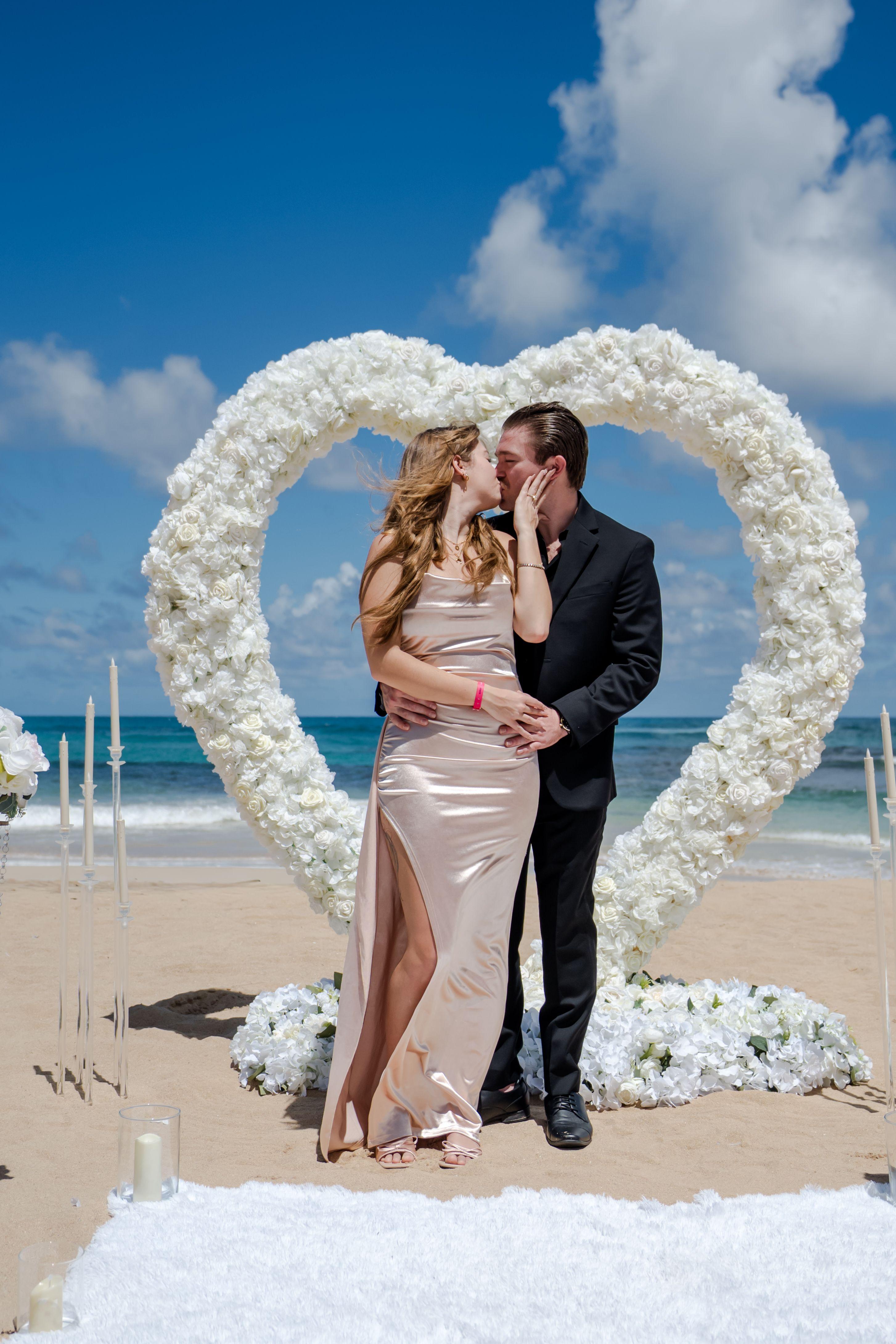 Romantischer Heiratsantrag in Punta Cana mit Kerzen, Rosen, privatem Dinner am Strand und luxuriöser Dekoration bei Sonnenuntergang