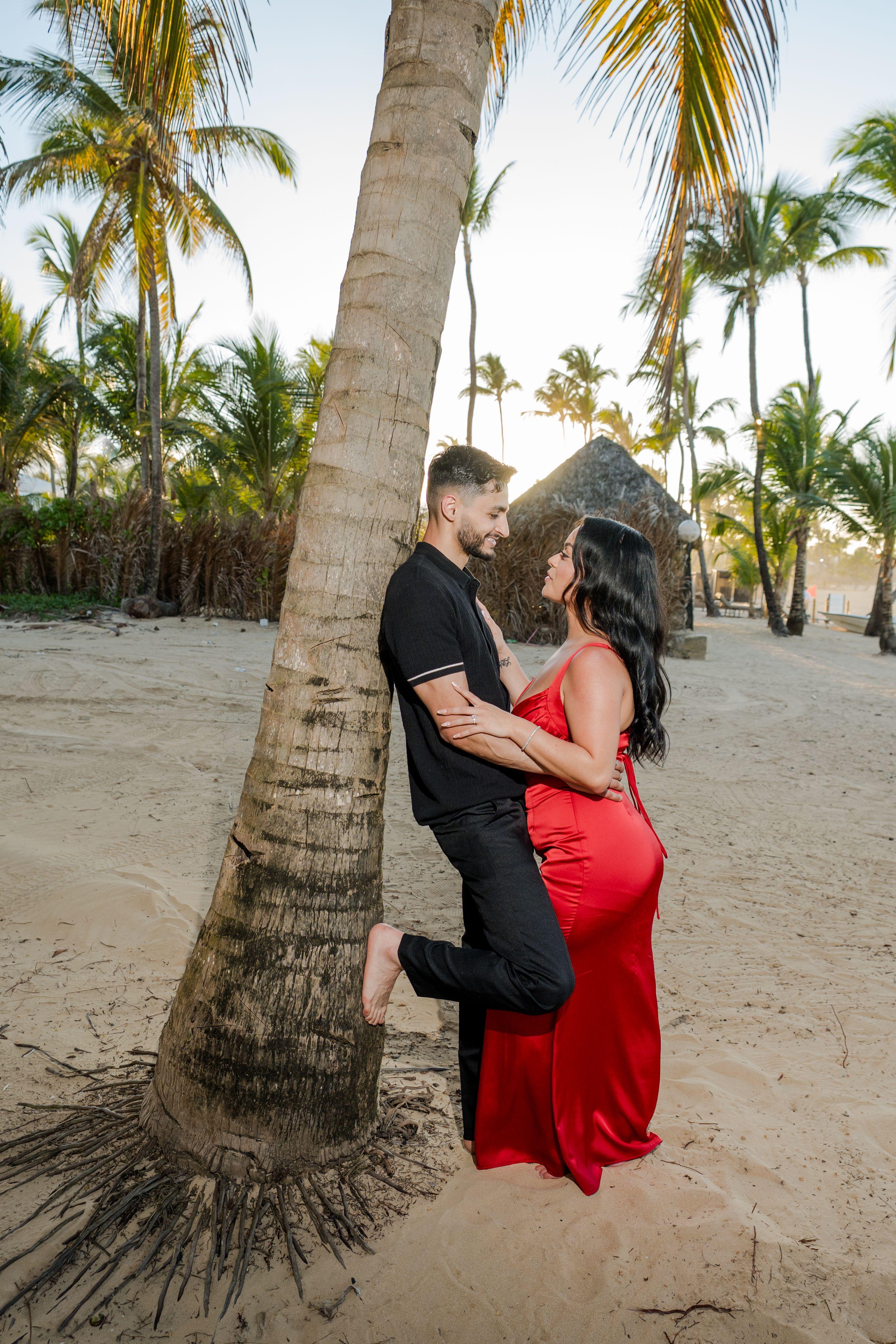 Pedido de casamento romântico em Punta Cana com velas, rosas, jantar privado na praia e decoração elegante ao pôr do sol