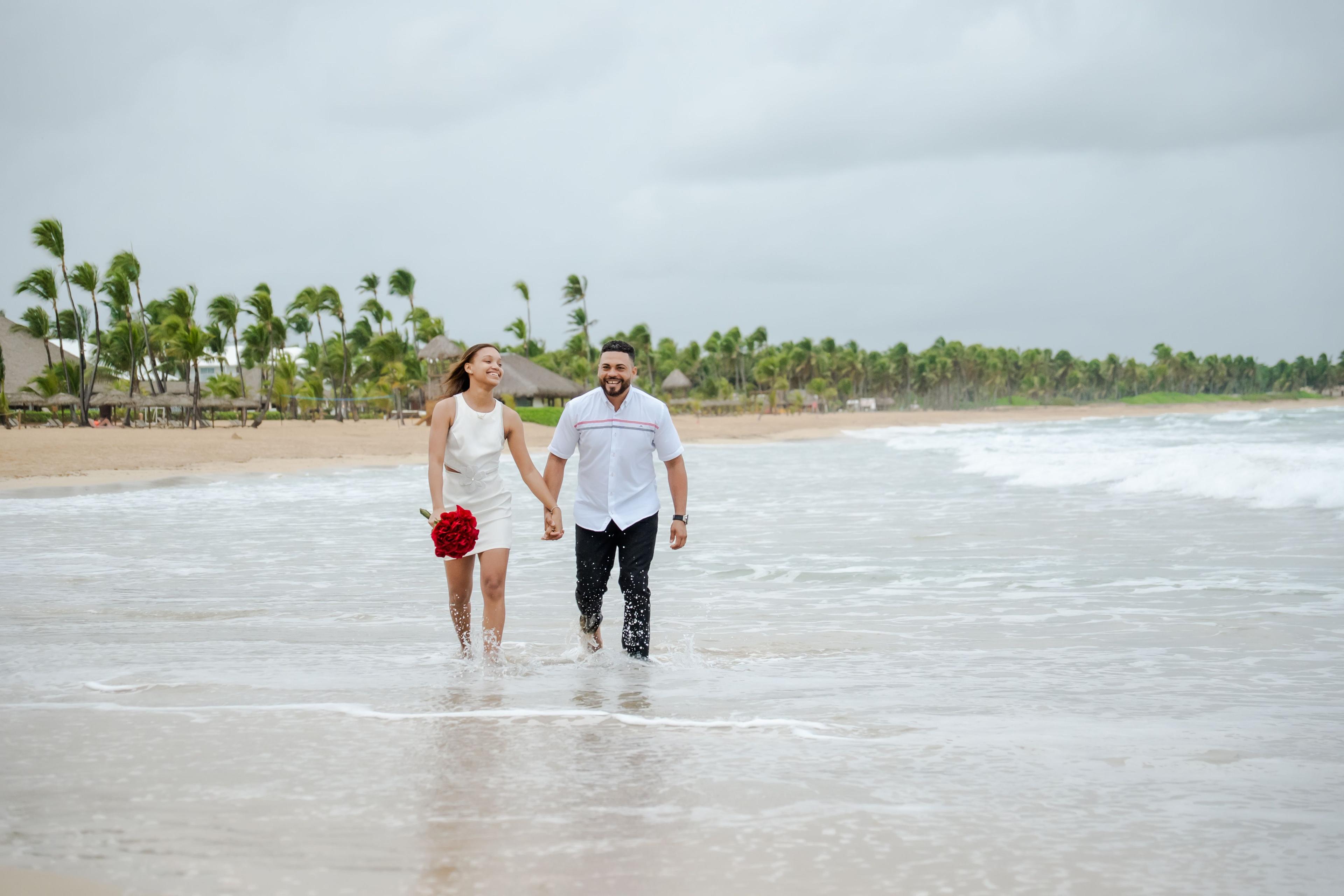 Demande en mariage romantique à Punta Cana avec bougies, roses, dîner privé sur la plage et décoration élégante au coucher du soleil