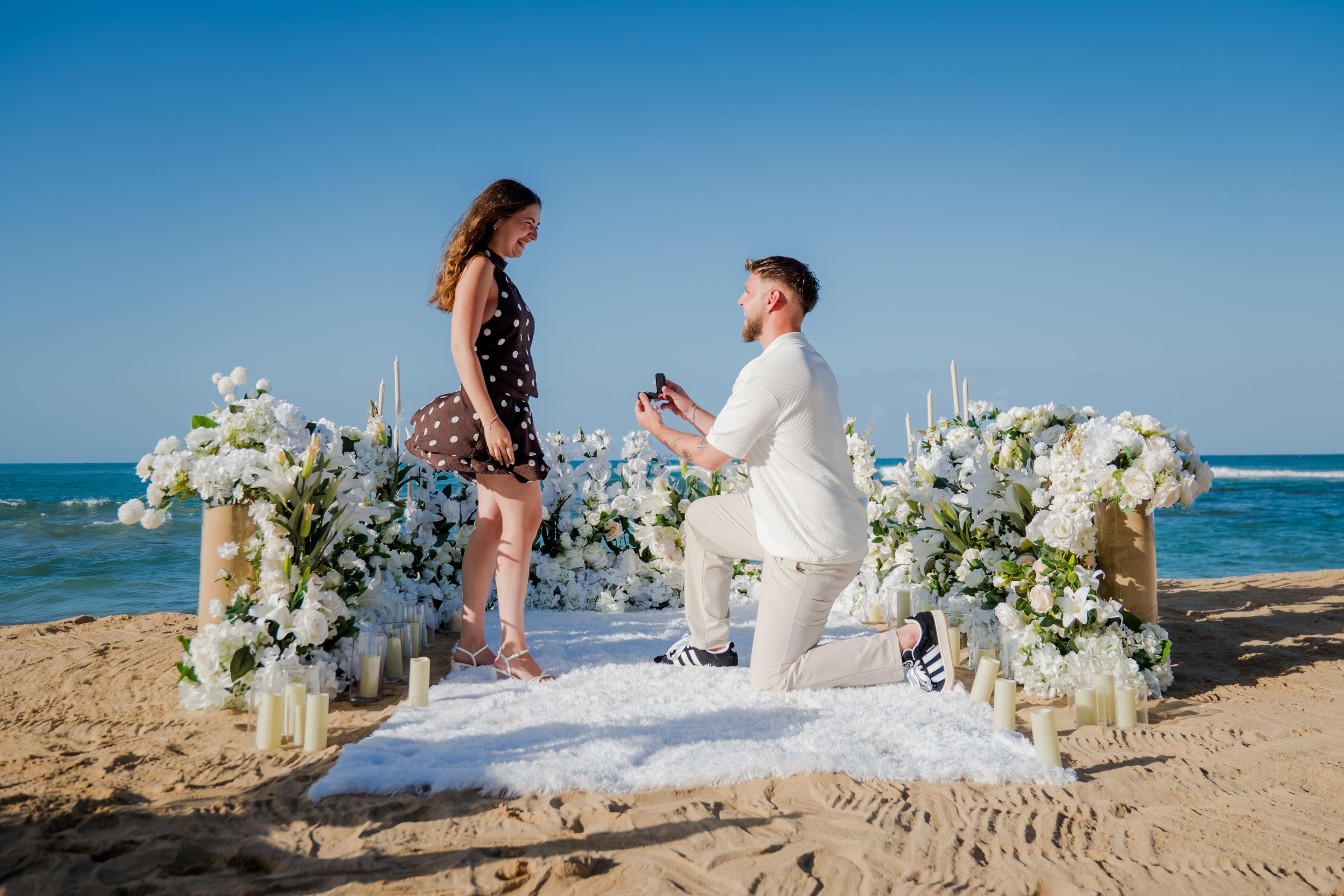 Proposta di matrimonio romantica sulla spiaggia di Punta Cana con candele, rose e decorazione elegante al tramonto
