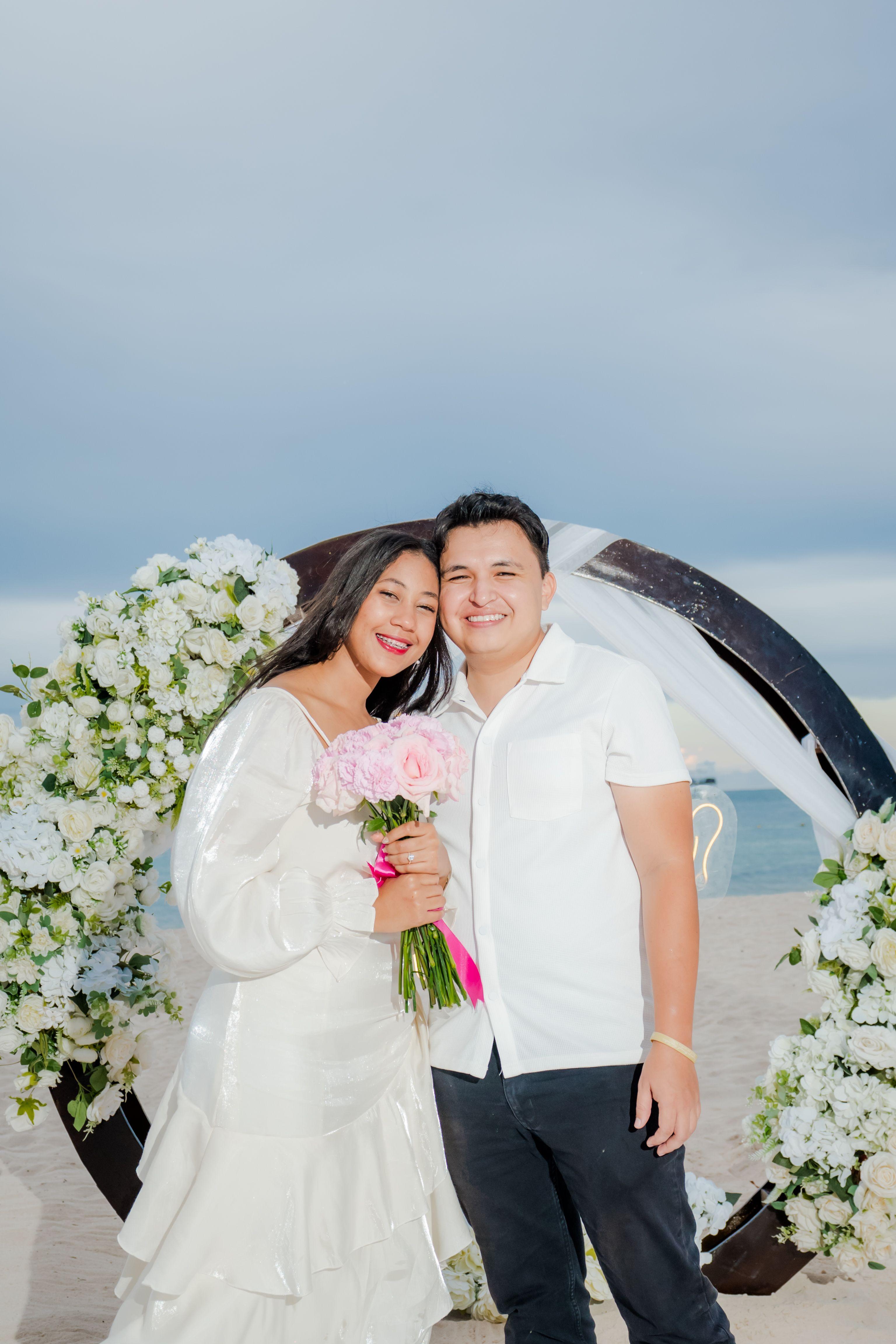Pedido de casamento romântico em Punta Cana com velas, flores e jantar elegante na praia ao pôr do sol