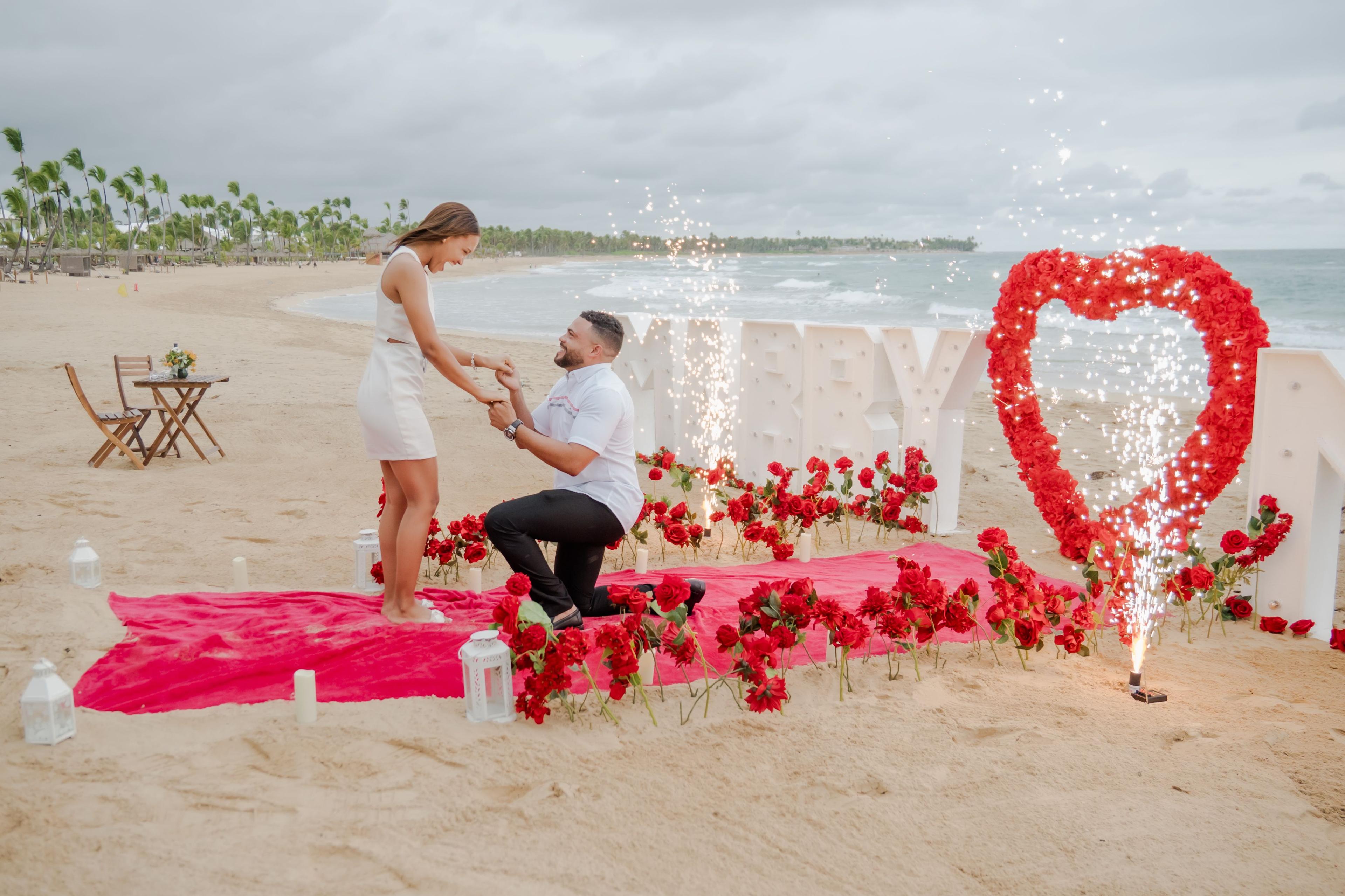 Propuesta de matrimonio romántica en Punta Cana con velas, pétalos de rosas, cena privada frente al mar y decoración elegante al atardecer